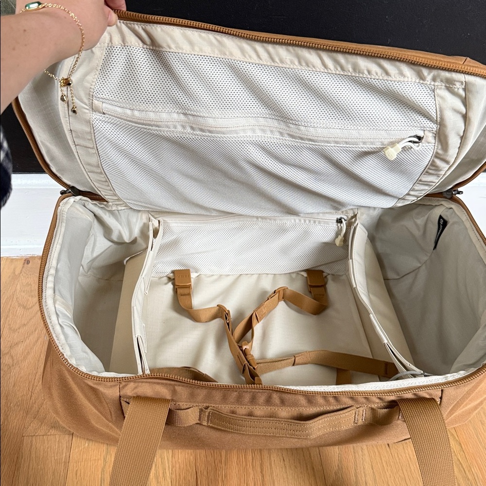 YETI Crossroads 40L Duffel – Harvest Tan | Travel & Gym Bag - Picture 4 of 4